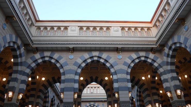 1280px-Inside_Masjid.e.Nabavi_-_panoramio